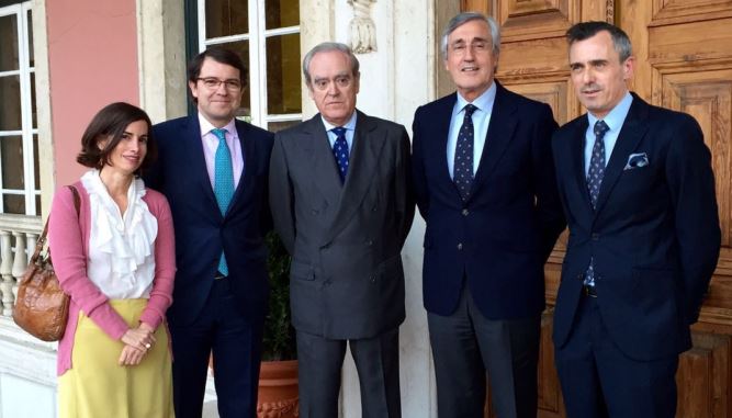 El alcalde de Salamanca, Alfonso Fernández Mañueco, junto embajador de España, Juan Manuel de Barandica; la directora de la Oficina Española de Turismo de Lisboa, Natalia Briales; y el alcalde de Ávila y presidente del Grupo de Ciudades Patrimonio de la H