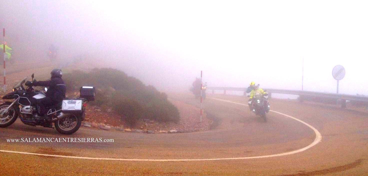 Los moteros llegando a la Peña de Francia entre la niebla. FOTO: Vanesa Ignacio