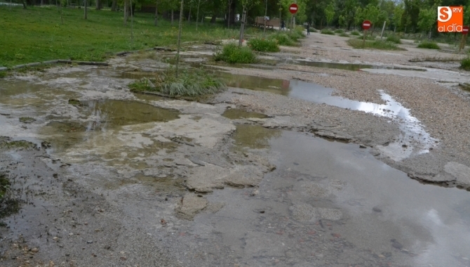 La crecida del Águeda destroza de nuevo el suelo del primer parking de La Pesquera  