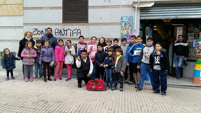 El campeón del mundo, Alejandro Torres, con algunos participantes en el Kiosco de Juanpe