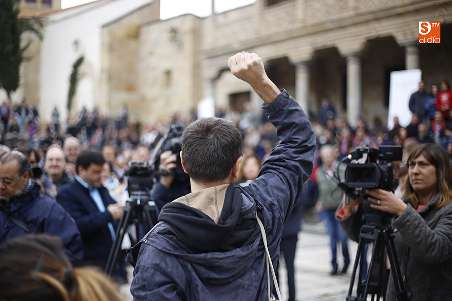 Juan Carlos Monedero saluda puño en alto a su llegada a la Plaza de San Román (Foto de Álex López)