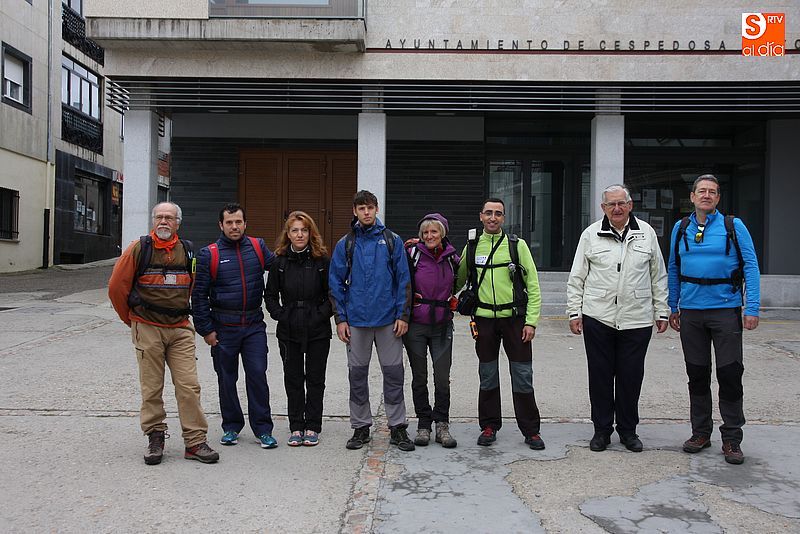 Los participantes en la marcha en la puerta del Ayuntamiento de Cespedosa.