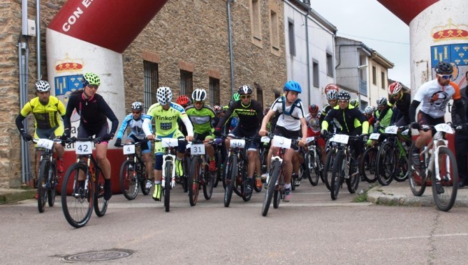 Momento de la salida del BTT Entresierras en Fuenterroble