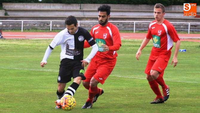 Una acción del partido entre Unionistas y Navega en Las Pistas