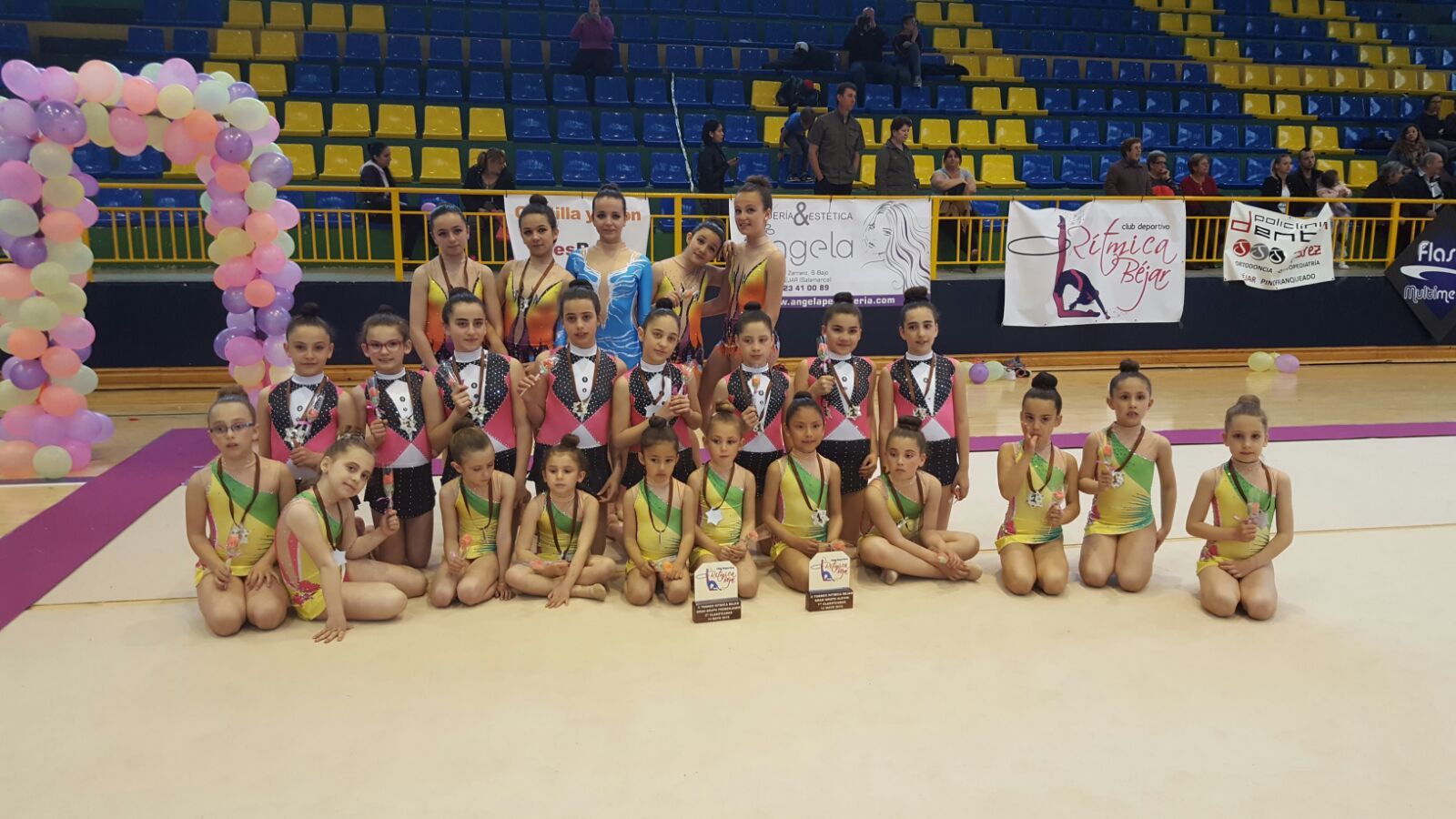 El equipo alevín guijuelense de gimnasia rítmica posa con su trofeo.