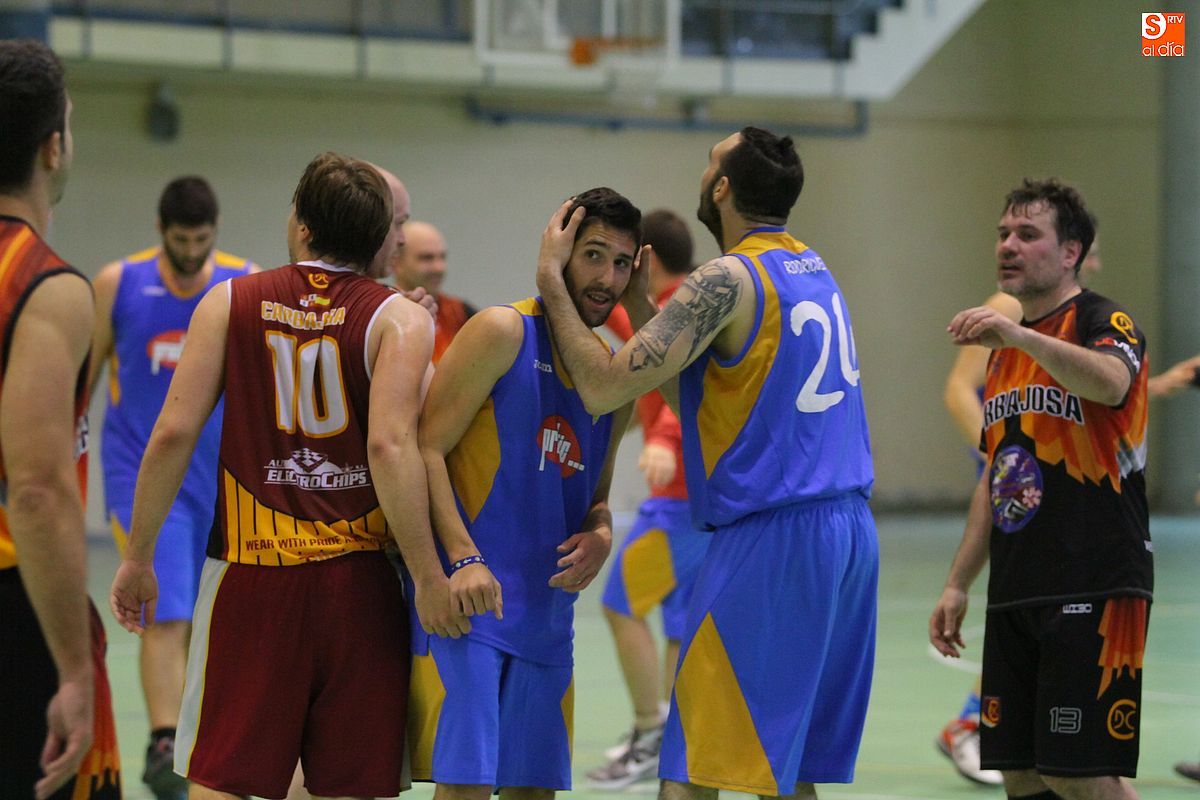 Los jugadores del Practic se abrazan tras la victoria ante el Carbajosa.