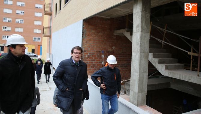 El alcalde, durante su visita a las nuevas promociones de viviendas en alquiler