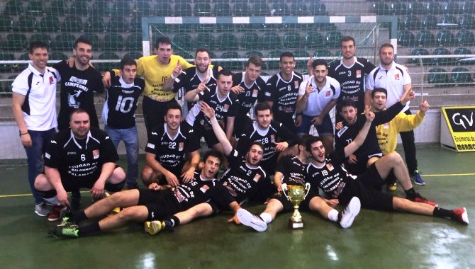 La plantilla del Ecubus Ciudad de Salamanca celebra el ascenso de categoría