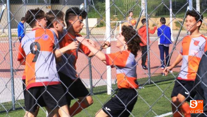 Los jugadores del cadete del Carbajosa celebran un gol ante el Ejido