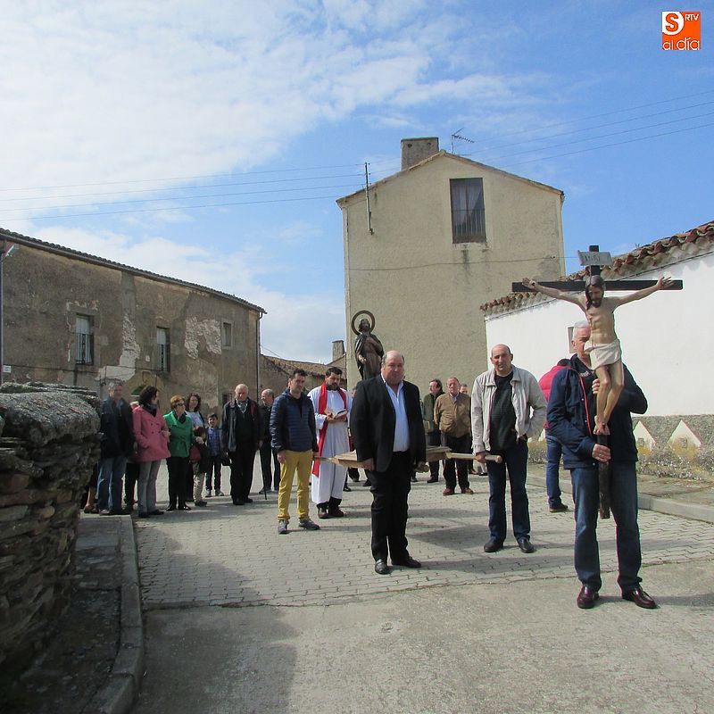 Los vecinos procesionaron con la imagen de San Isidro.