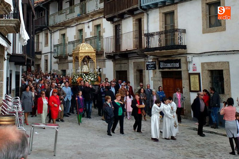 Los fieles acompañaron la imagen del Cristo en la tradicional bajada hasta la ermita.