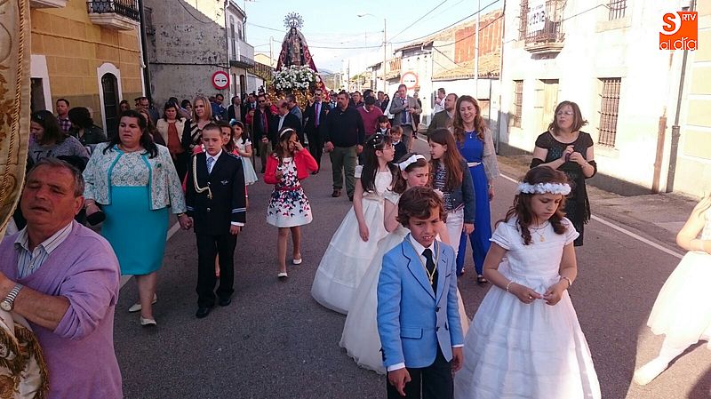 Los niños, vestidos con sus trajes de Primera Comunión, abriendo la procesión.