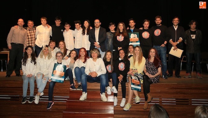 Los participantes en el certamen, con el edil de Cultura, Daniel Llanos. Fotos: Alberto Martín