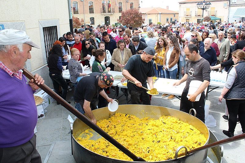 Ambientazo en la Plaza de España con la paellada popular
