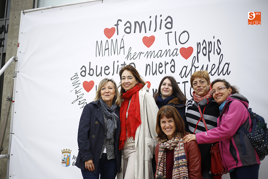 Cristina Klimowitz (izda.) visitó las actividades (Foto de Álex López)