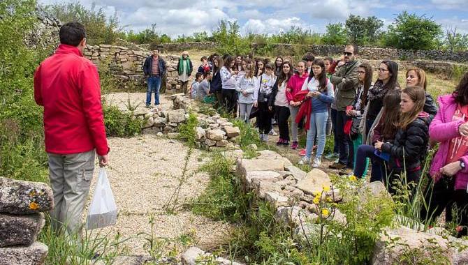 Alumnos participantes en el encuentro celebrado el pasado viernes en Vitigudino en su visita al castro vetón de Yecla / AECT