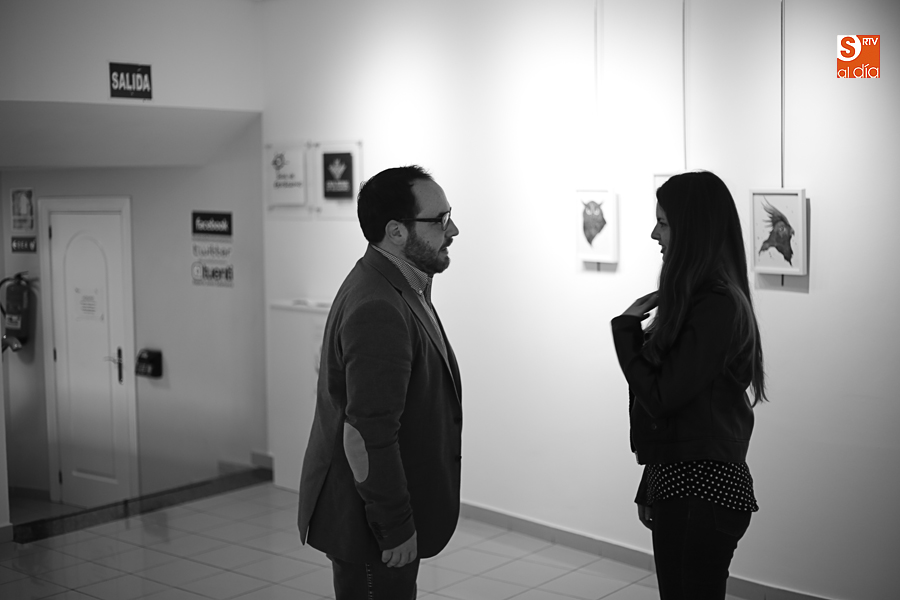 El concejal Daniel Llanos ha inaugurado la muestra de Sahra Nine. Foto: Alejandro López