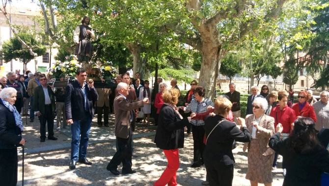 Durante la procesión por los jardines de Colón, el público dedicó algún baile al Patrón / ASAJA