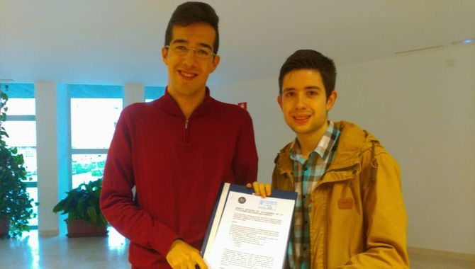 Miembros de la Plataforma Bus Joven entregan las firmas en el Ayuntamiento