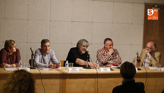 Un momento de la mesa redonda en la Casa de las Conchas (Foto de Álex López)
