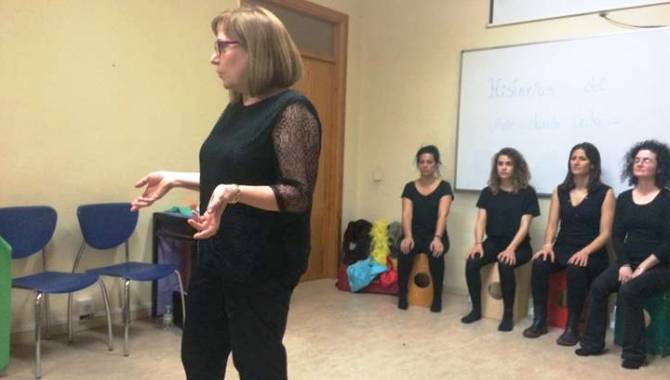 Momento de la actuación de Entrespejos con los voluntarios de Pyfano