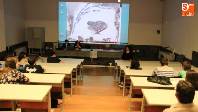 Un momento de la ponencia en una de las aulas de Filología