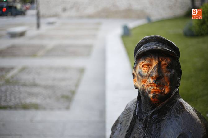 Escultura de Pepe Ledesma, objeto de las pintadas de los vándalos