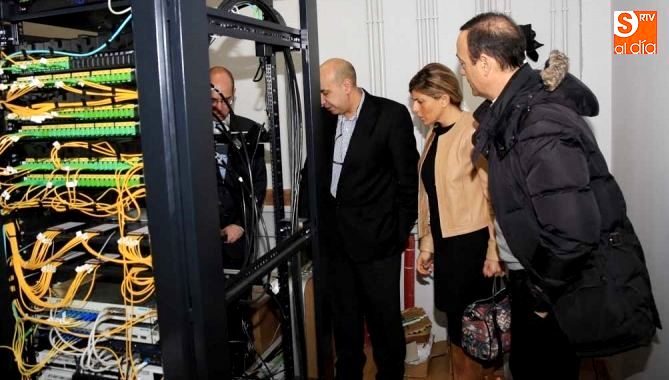 El alcalde de Carbajosa, Pedro Samuel Martín, en la visita a una empresa del municipio dedicada a la banda ancha