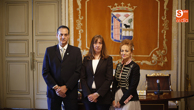 La concejala de Salud Pública, Mª José Fresnadillo,  acompañada de Juan Carlos Rodríguez Pérez y Patricia Fernández González, presidente y vicepresidenta de la Asociación Española de Técnicos de Laboratorio (Foto de Álex López)