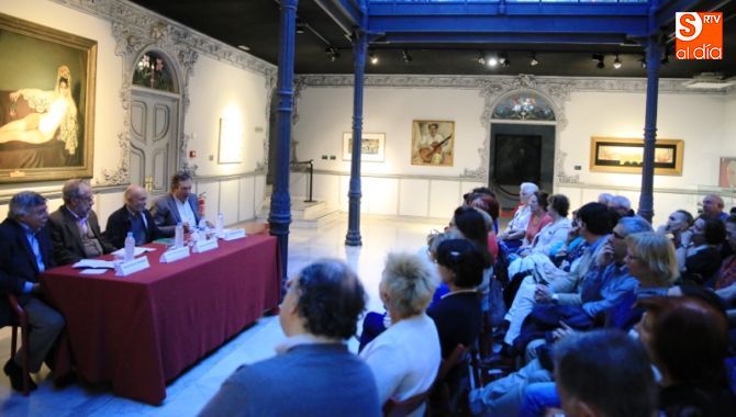 Momento de la presentación del ensayo de Ramón Grande del Brío