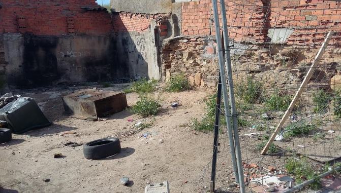 Basura en uno de los solares de Chamberí