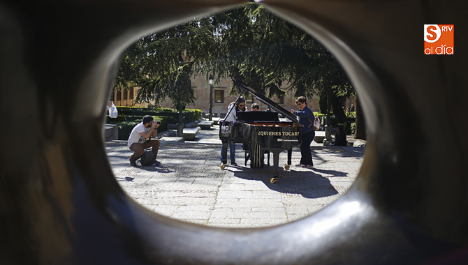 Uno de los pianos en la Plaza de Anaya (Foto de Álex Lopez)