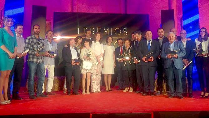Foto de familia de los galardonados en estos primeros Premios Surcos 2015 / IES V. B.