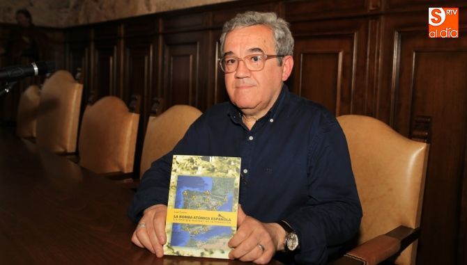 El escritor Luis Castro. Fotos: Alberto Martín