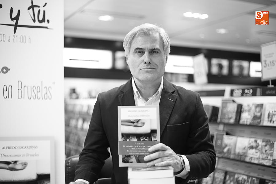 Alfredo Escardino con un ejemplar de Un Erasmus en Bruselas (Foto de Álex López)