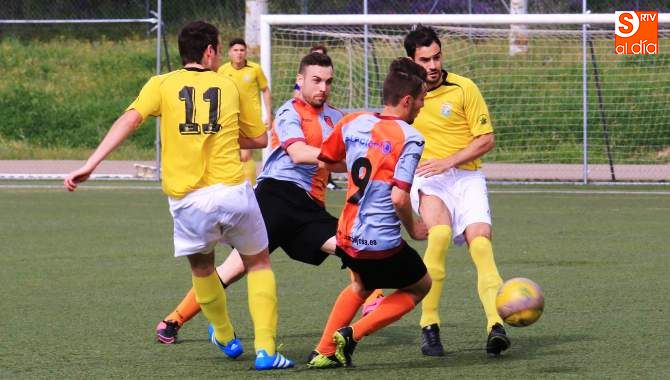 Momento del partido entre el Carbajosa y el Mojados en el Justo Sánchez