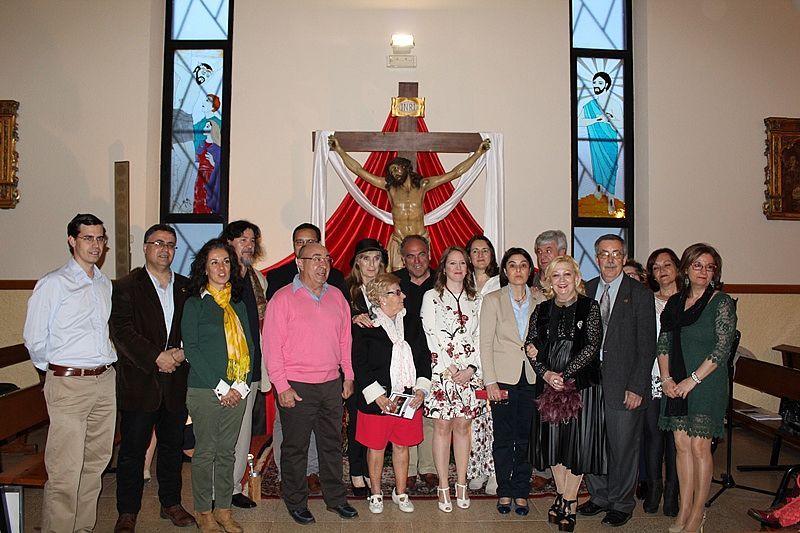 El grupo de escritores y miembros de la Junta directiva de la Hermandad delante del Cristo de la Vela