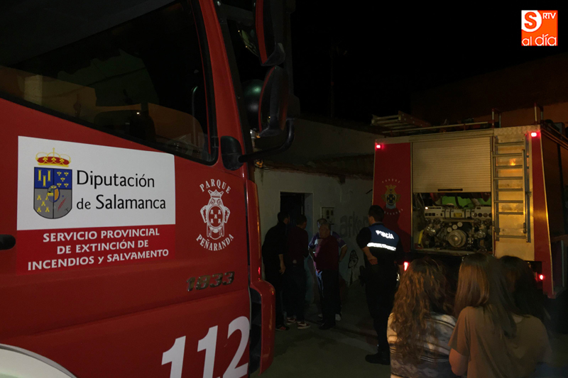 Dos dotaciones de los Bomberos de Peñaranda sofocaron un incendio en una peña pasadas las once de la noche del sabado