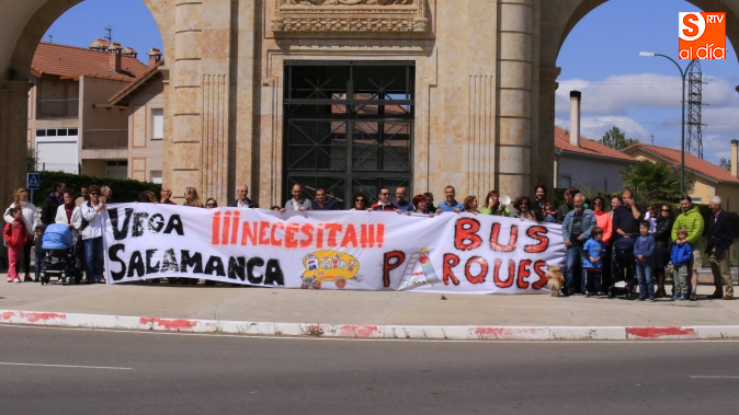 Concentración de los vecinos en la Urbanización Vega de Salamanca, en Villamayor / Foto de Alberto Martín