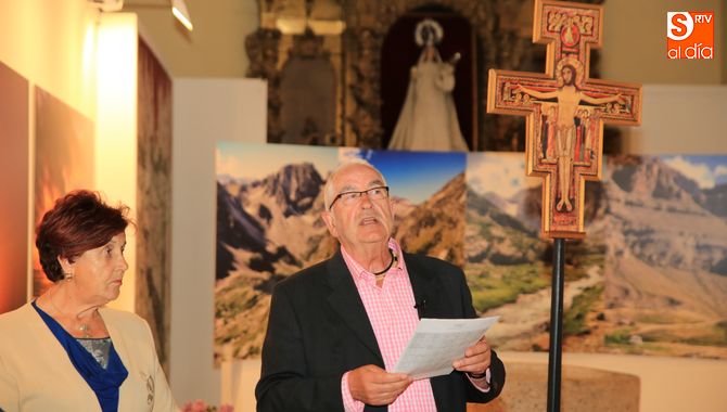 El sacerdote José Ramón Campos, en la inauguración de la muestra. Foto: Alberto Martín