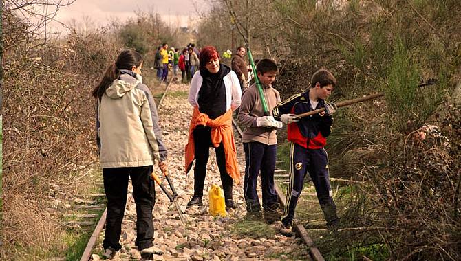 El objetivo es fijar a la caja de la vía los raíles desanclados tras el robo de tirafondos / TOD@VIA