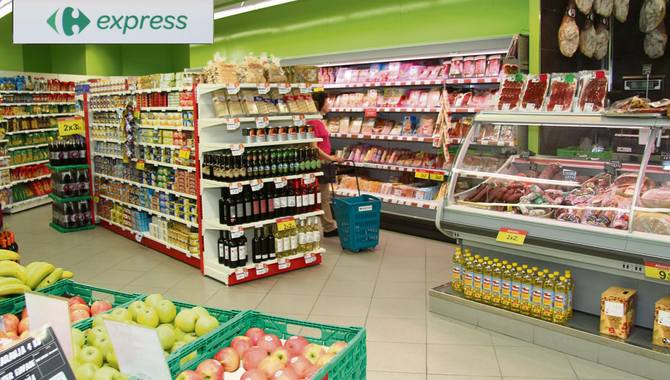 En total, Carrefour Express ofrece en Vitigudino en torno a 4.100 referencias de surtido / CORRAL