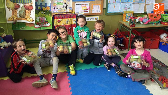 Los alumnos de la escuela de Sobradillo conocen las propiedades saludables de la fruta  
