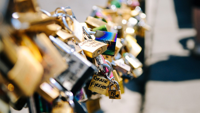 A menudo recurrimos a símbolos, conjuros o hechizos cuando nos enamoramos de alguien