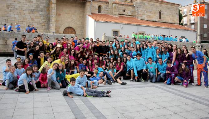Decenas de peñistas acudieron al chupinazo del Corpus en la Plaza de España / CORRAL