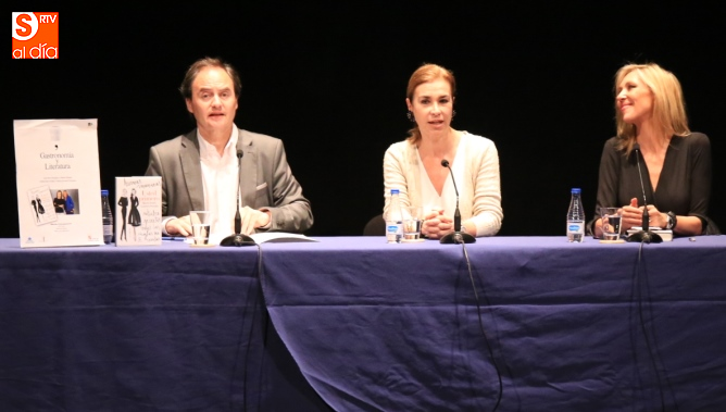 Carmen Posadas y Marta Robles en la presentación de su libro en el Liceo / Foto de Alberto Martín