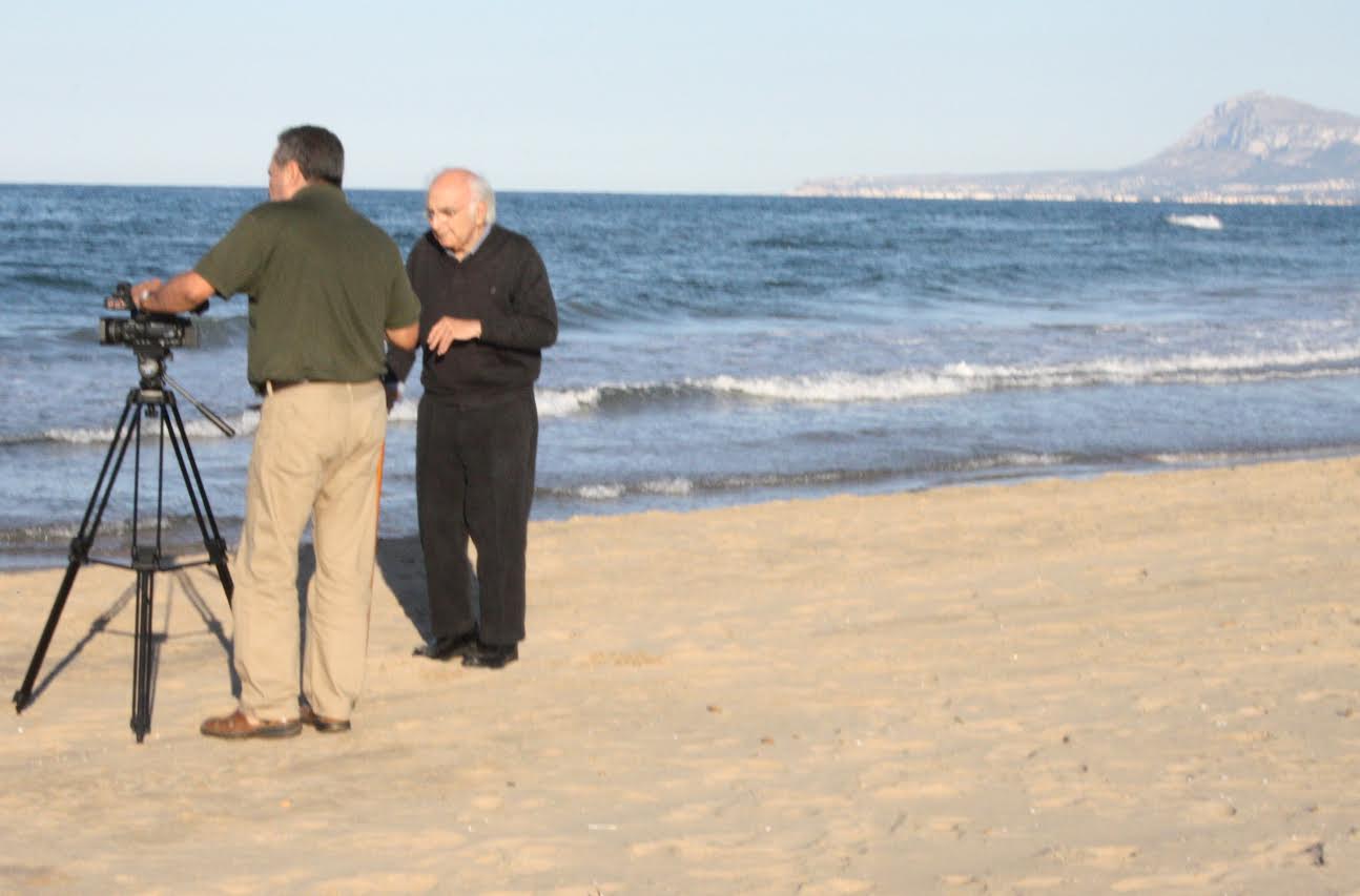 Francisco Brines, con Manuel Rodriguez Ramos, ante el Mediterráneo