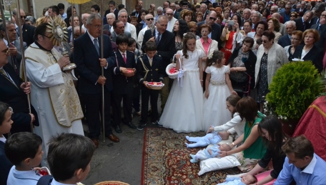 Aroma a tomillo y a despedida en la solemne procesión del Corpus  