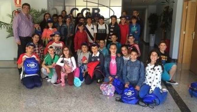 Escolaes del CEIP Pablo Picasso en la sede de CGB
