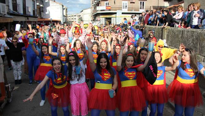 Javi Frasio volvió a animar la concentraciónd e peñas con disfraces del Jueves de Corpus / CORRAL